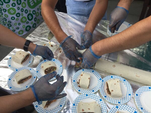 Олой бозорида тайёрланган лаваш меҳмонлар ўртасида тақсимланди Олой бозорида тайёрланган лаваш меҳмонлар ўртасида тақсимланди - Sputnik Узбекистан