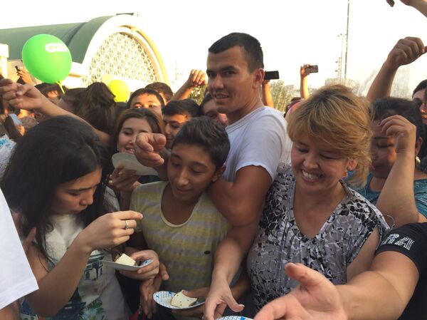Угощение лавашем на Алайском базаре в Ташкенте Угощение лавашем на Алайском базаре в Ташкенте - Sputnik Узбекистан
