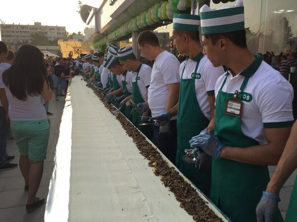 Олой бозорида узунлиги 15 метр келадиган лаваш тайёрланиши Олой бозорида узунлиги 15 метр келадиган лаваш тайёрланиши - Sputnik Узбекистан