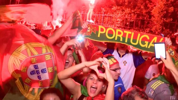 Ликующие португальцы  в Париже после финала Евро-2016 - Sputnik Узбекистан