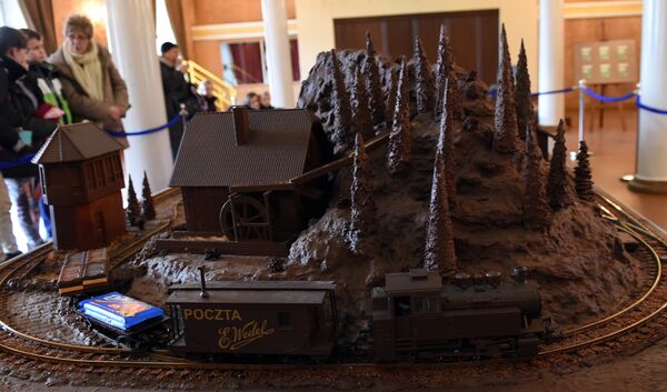 Макет железной дороги из шоколада в Варшавском Железнодорожном музее - Sputnik Узбекистан