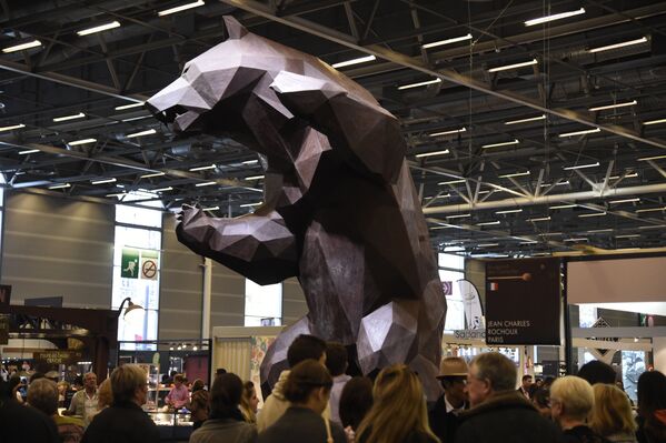 Гигантский шоколадный медведь на Парижской шоколадной выставке - Sputnik Узбекистан