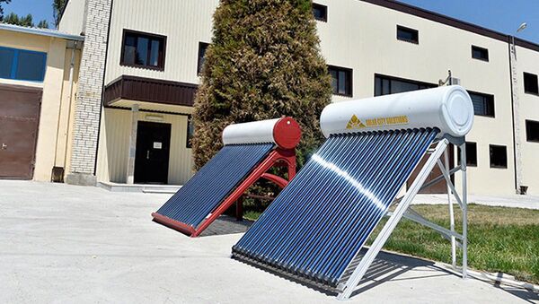 Изготовление солнечных батарей на предприятии - Sputnik Ўзбекистон