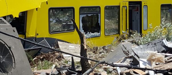 Столкновение пригородных поездов на юге Италии Столкновение пригородных поездов на юге Италии - Sputnik Узбекистан