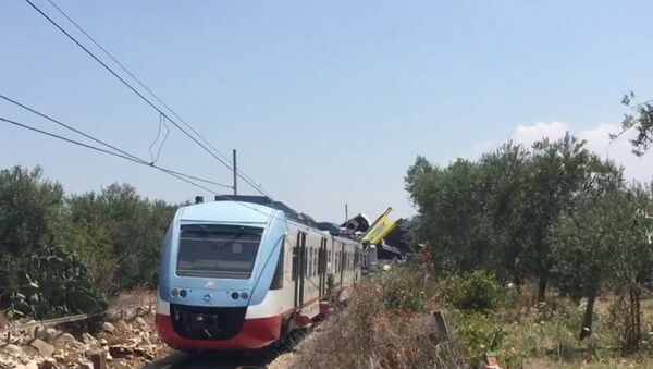 Два пассажирских поезда столкнулись на юге Италии. Кадры с места ЧП - Sputnik Узбекистан
