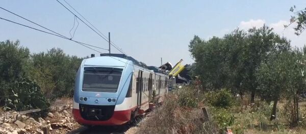 Два пассажирских поезда столкнулись на юге Италии. Кадры с места ЧП Два пассажирских поезда столкнулись на юге Италии. Кадры с места ЧП - Sputnik Узбекистан