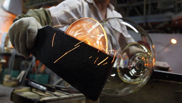 Рабочий стеклозавода изготавливает вазу из стекла - Sputnik Узбекистан