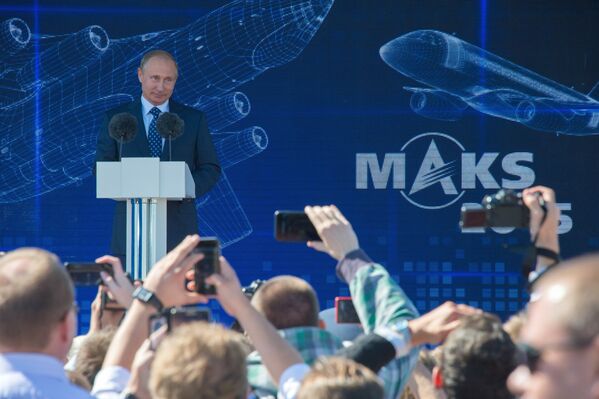 Rossiya prezidenti V.Putin MAKS 2015 - xalqaro aviakosmik salonga tashrif buyuurdi - Sputnik O‘zbekiston