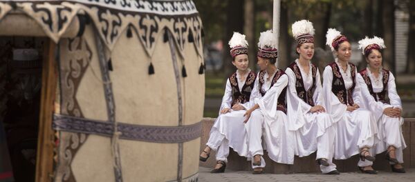 Девушки в национальной кыргызской одежде в Киргизии Девушки в национальной кыргызской одежде в Киргизии - Sputnik Узбекистан