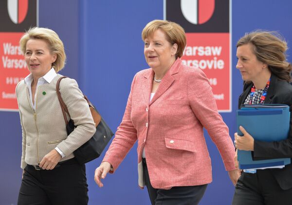 Германия канцлери Ангела Меркель (марказда) - Sputnik Ўзбекистон