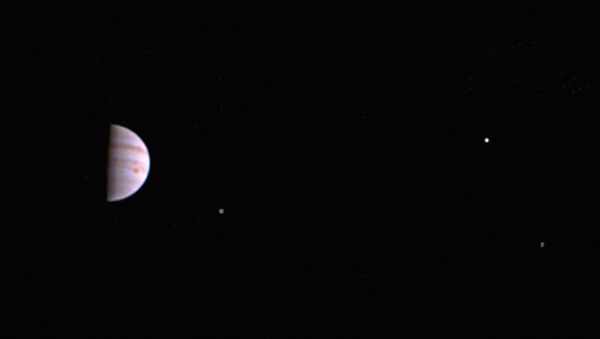 Американский космический зонд Juno показал первый снимок Юпитера - Sputnik Узбекистан