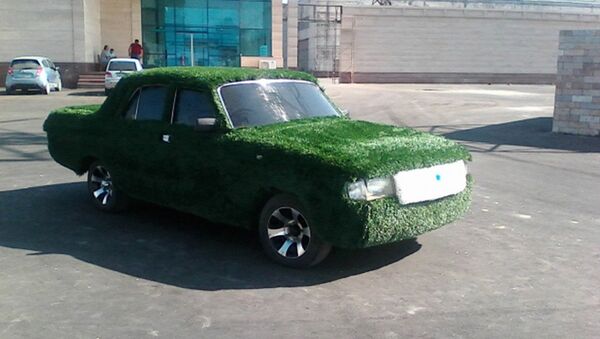 Машина, покрытая газоном, разъезжает по Самарканду - Sputnik Узбекистан