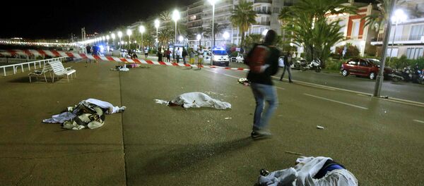 На месте трагедии в Ницце На месте трагедии в Ницце - Sputnik Узбекистан