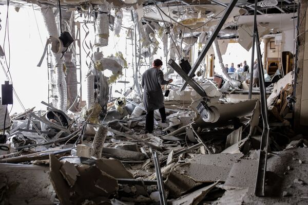 7 июня 2016 года взрыв прогремел вблизи служебного автобуса спецназа полиции недалеко от остановки общественного транспорта в Стамбуле 7 июня 2016 года взрыв прогремел вблизи служебного автобуса спецназа полиции недалеко от остановки общественного транспорта в Стамбуле - Sputnik Узбекистан