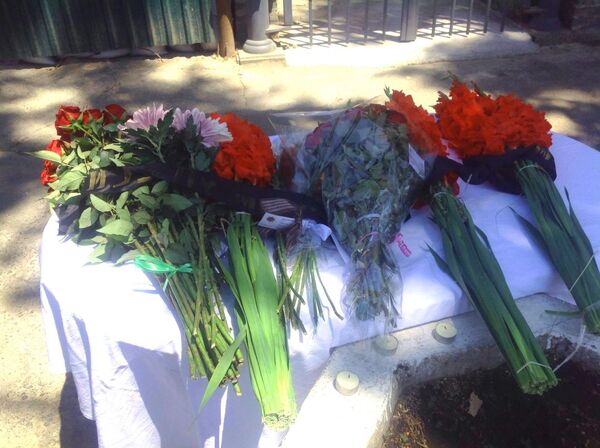 Цветы у здания посольства Франции в Ташкенте Цветы у здания посольства Франции в Ташкенте - Sputnik Узбекистан