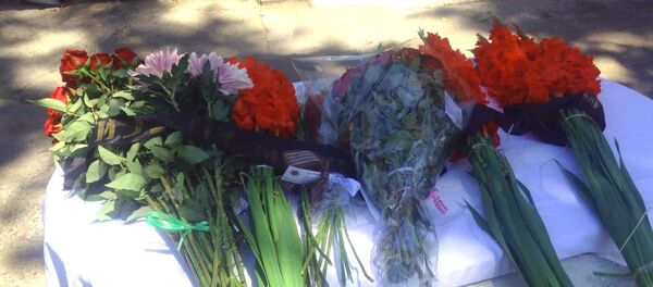 Цветы у здания посольства Франции в Ташкенте Цветы у здания посольства Франции в Ташкенте - Sputnik Ўзбекистон