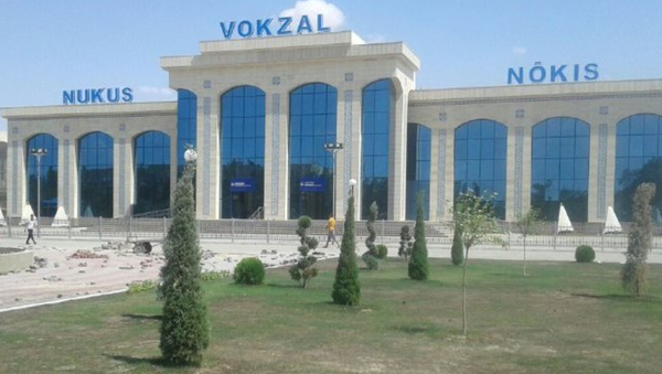 Здание обновленного железнодорожного вокзала в Нукусе - Sputnik Узбекистан