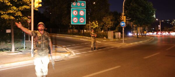 Военные на мосту через пролив Босфор в Турции Военные на мосту через пролив Босфор в Турции - Sputnik Узбекистан