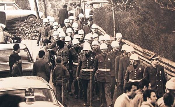 12 марта 1971 г. военные под руководством Мамдуха Тагмача отстранили от власти Сулеймана Демиреля 12 марта 1971 г. военные под руководством Мамдуха Тагмача отстранили от власти Сулеймана Демиреля - Sputnik Узбекистан