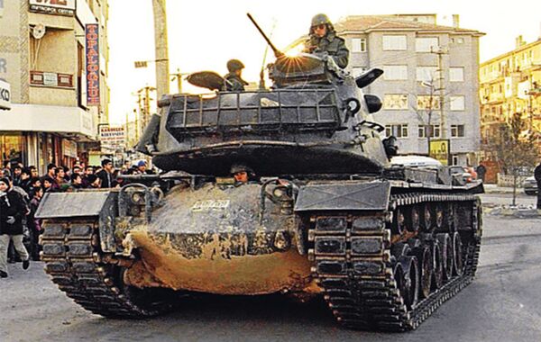 28 февраля 1997 г. Танк путчистов на улицах Синджана 28 февраля 1997 г. Танк путчистов на улицах Синджана - Sputnik Узбекистан