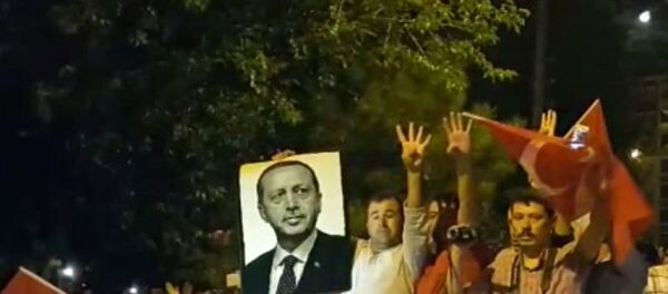 Истамбул аҳолиси давлат тўнтаришига қарши митингга чиқди - Sputnik Ўзбекистон