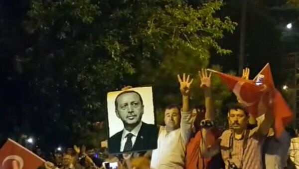 Жители Стамбула вышли на акцию против военного переворота - Sputnik Узбекистан