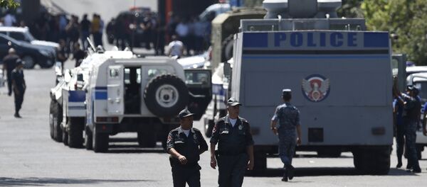 Захват здания полиции в Ереване Захват здания полиции в Ереване - Sputnik Узбекистан