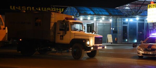 Оцепление у полицейского участка в Ереване, где захвачены заложники Оцепление у полицейского участка в Ереване, где захвачены заложники - Sputnik Узбекистан