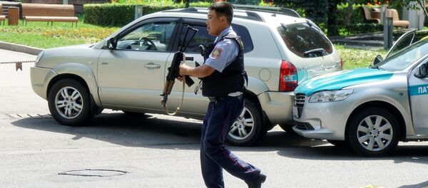 Олма-Отада полициячиларга қуролланган ҳужум уюштирилди Олма-Отада полициячиларга қуролланган ҳужум уюштирилди - Sputnik Ўзбекистон