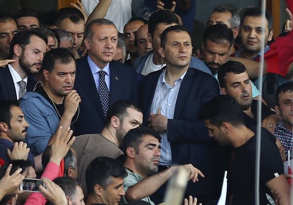 Попытка государственного переворота в Турции. Президент Турции Эрдоган со своими сторонниками в аэропорту Стамбула. - Sputnik Узбекистан