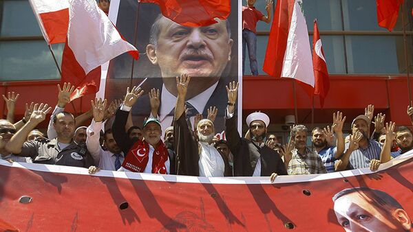 Сторонники президента Турции Реджепа Эрдогана на митинге в его поддержку - Sputnik Узбекистан