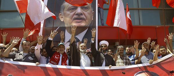 Сторонники президента Турции Реджепа Эрдогана на митинге в его поддержку Сторонники президента Турции Реджепа Эрдогана на митинге в его поддержку - Sputnik Узбекистан