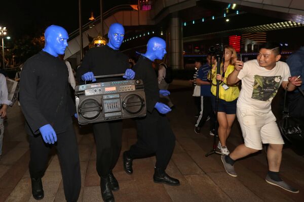 Blue Man Group проводят перфоманс в в Шанхае. Китай - Sputnik Узбекистан