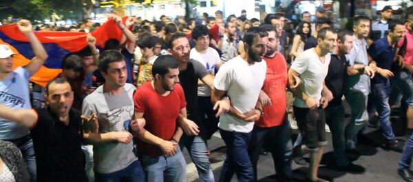 Ереванцы вышли на акцию протеста из-за ситуации с захватом здания Ереванцы вышли на акцию протеста из-за ситуации с захватом здания - Sputnik Узбекистан