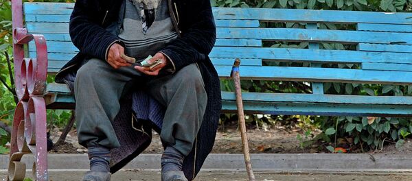 Старик считает деньги в душанбинском парке. Архивное фото Старик считает деньги в душанбинском парке. Архивное фото - Sputnik Ўзбекистон