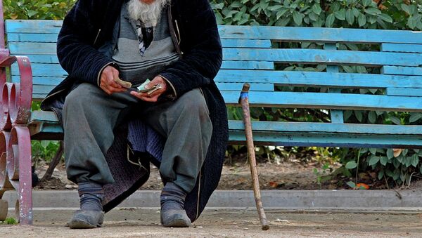 Старик считает деньги в душанбинском парке. Архивное фото  - Sputnik Узбекистан