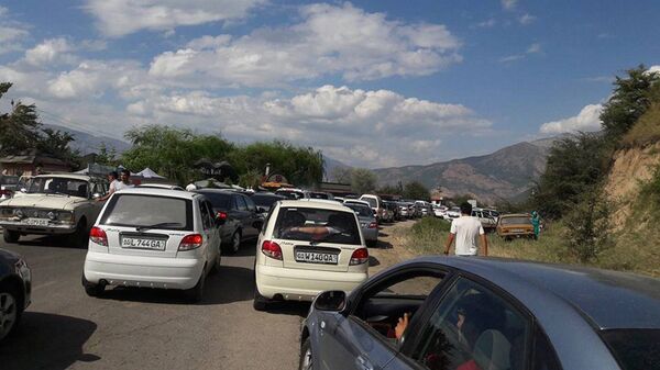 Сезон пробок: автомобилисты не могут добраться до Чарвака - Sputnik Узбекистан