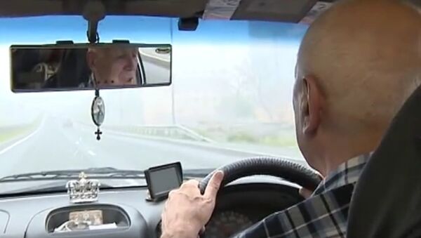 Во Владивостоке таксист Уз Бек читает пассажирам стихи - Sputnik Узбекистан