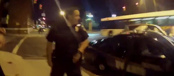 Американец в погоне за покемоном протаранил полицейскую машину Американец в погоне за покемоном протаранил полицейскую машину - Sputnik Узбекистан