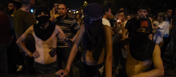Молодые активисты на баррикадах в Ереване Молодые активисты на баррикадах в Ереване - Sputnik Узбекистан