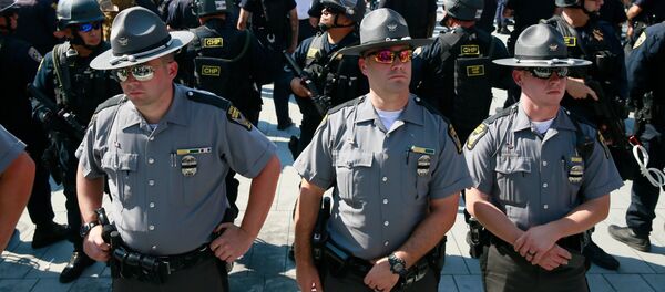 Сотрудники полиции во время акции протеста Сотрудники полиции во время акции протеста - Sputnik Ўзбекистон