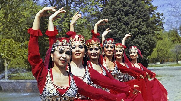 Узбекские национальные костюмы - Sputnik Узбекистан