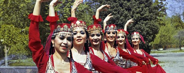 Узбекские национальные костюмы - Sputnik Узбекистан