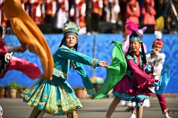 Выступление детских танцевальных коллективов на центральной площади Ала-Тоо - Sputnik Узбекистан