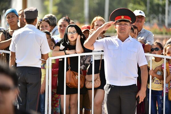 Зрители на площади Ала-Тоо - Sputnik Узбекистан