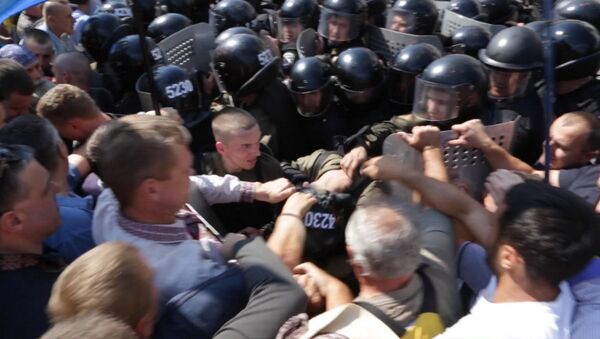 Протестующие в Киеве валили на землю силовиков и срывали с них каски - Sputnik Узбекистан