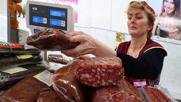 Продажа колбасных изделий на рынке - Sputnik Узбекистан