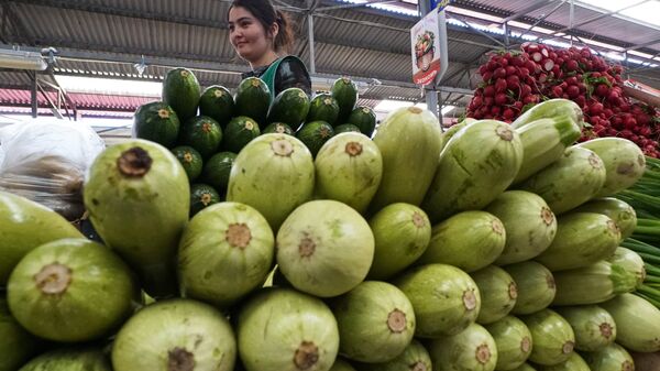 Продажа овощей на рынке - Sputnik Узбекистан