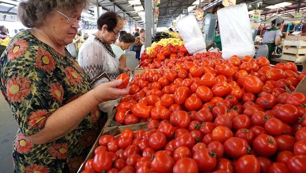 Продажа томатов на рынке - Sputnik Узбекистан