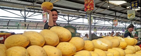 Продажа дынь на продовольственном рынке Продажа дынь на продовольственном рынке - Sputnik Ўзбекистон